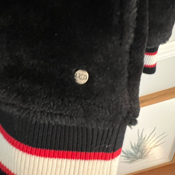 UGG Women’s Kailani Sherpa Hoodie, jacket Black, Small - Picture 5 of 5